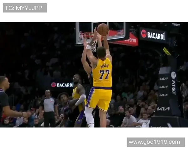 今日湖人对阵热火比赛实时比分更新及精彩瞬间回顾